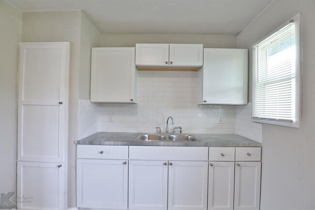 Building Photo - 1202 S San Jose Dr