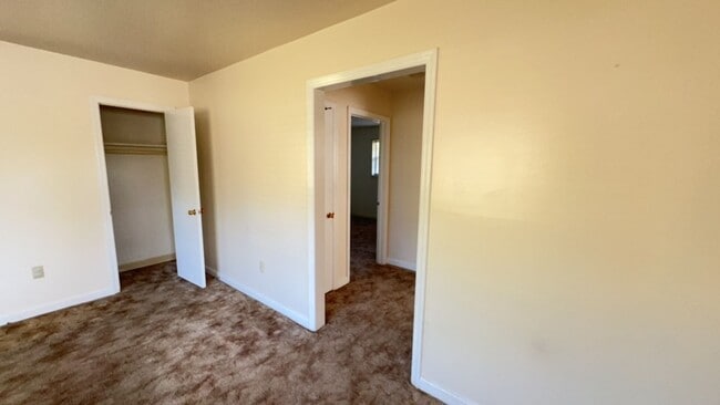 Building Photo - Jeanette Avenue-1041/1043 (Duplex)