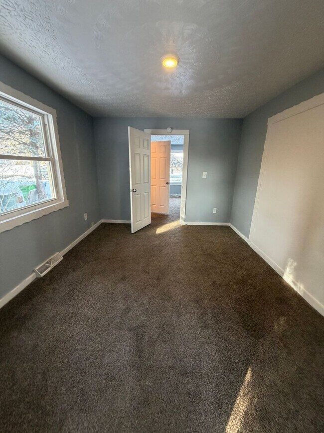 Building Photo - Spacious 4-Bedroom Barberton Home – Open House Wednesday, February 11th!