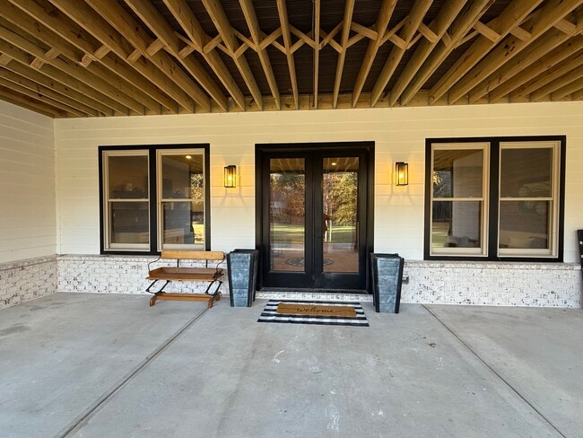 Building Photo - 1031 Pinehurst Dr