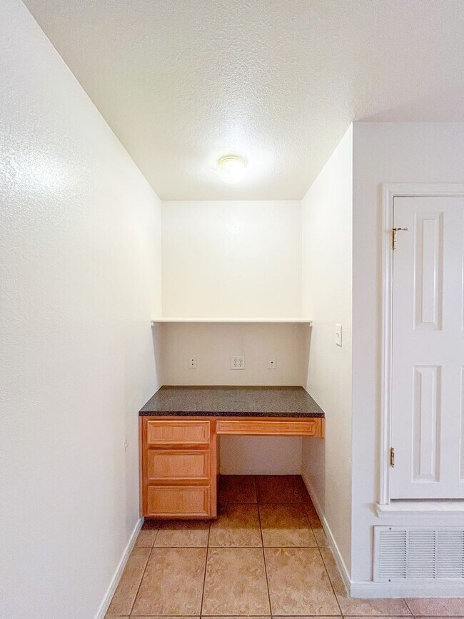 Building Photo - 1212 Nicholas Cir