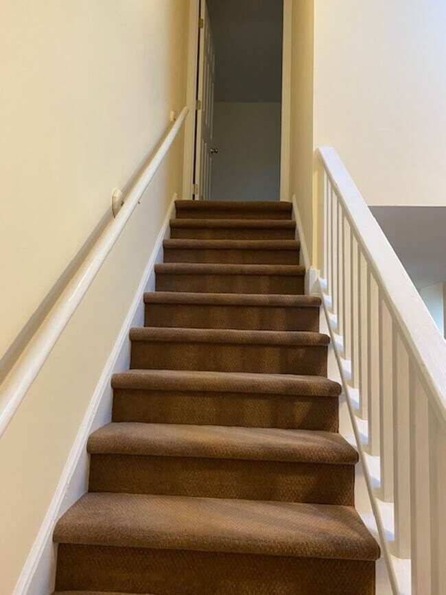 Building Photo - Colonial Circle