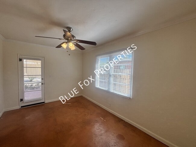 Building Photo - 925 E Adams St