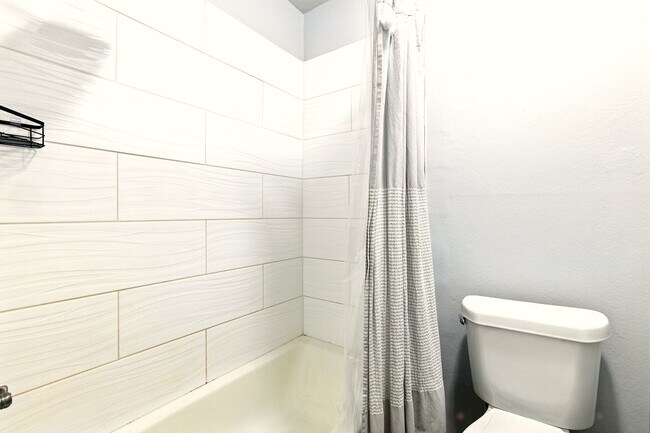 Building Photo - Beautiful 2-Bedroom, 1.5-Bath Home With Gr...