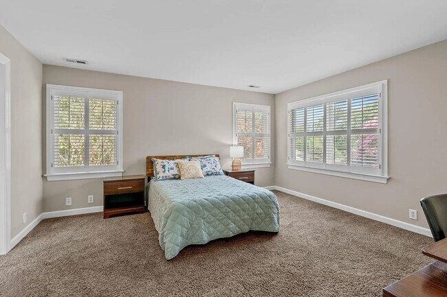 Building Photo - Location meets effortless living in this beautiful END UNIT townhome