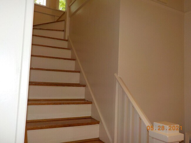 Building Photo - Available 6/1/25 Charming Two Story Single...