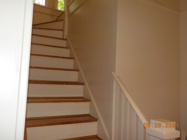 Building Photo - Available 6/1/26 Charming Two Story Single...