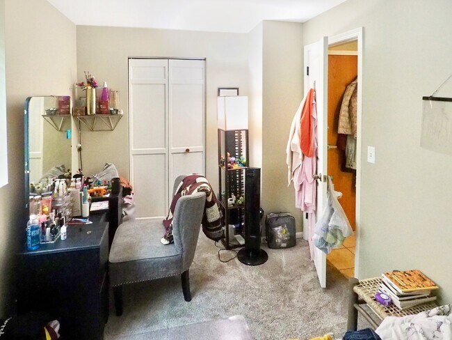 Building Photo - Clean and open 1 bedroom condo ready on Ju...