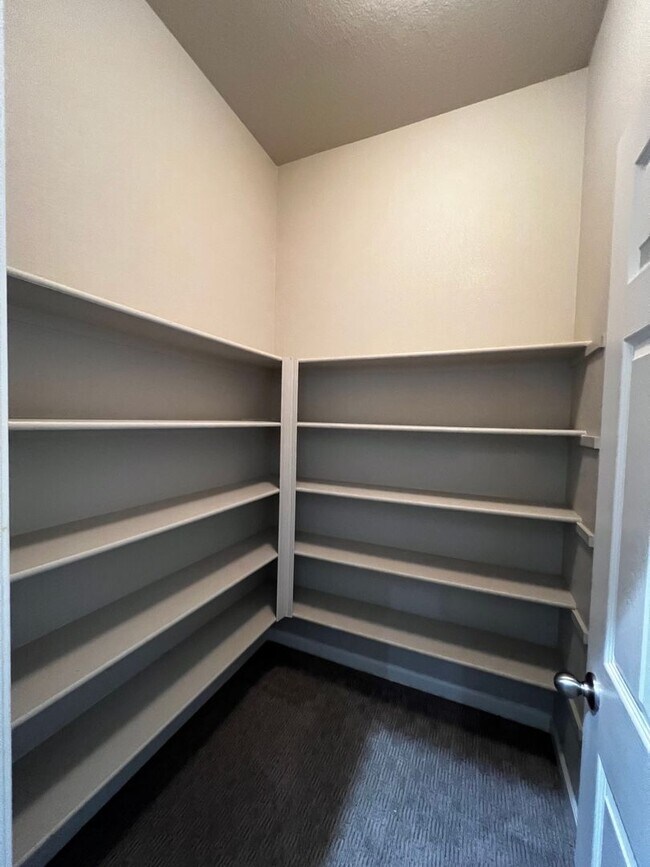 Building Photo - Beautiful 3 Bed, 2 Bath home in highly des...