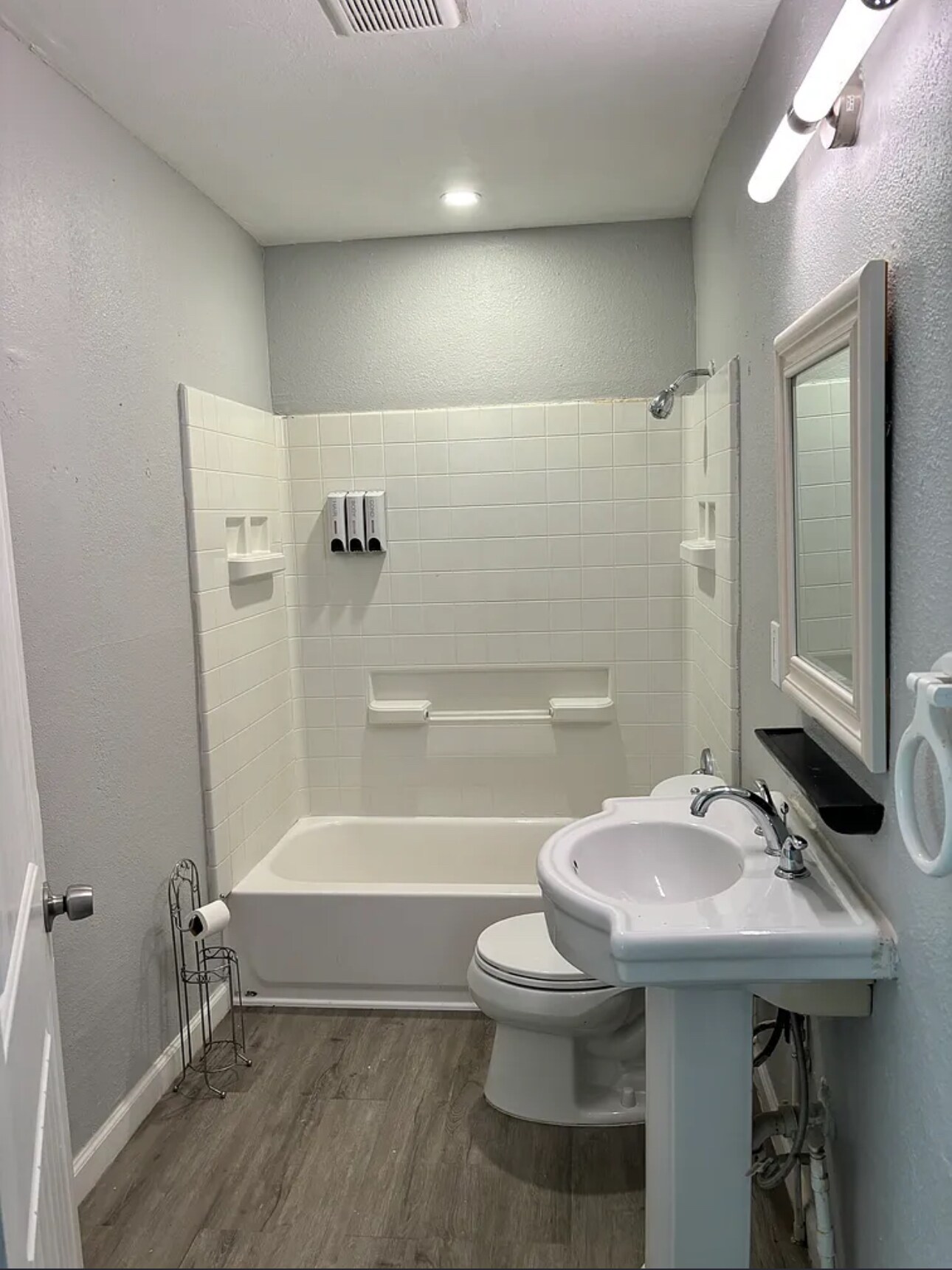 Building Photo - 2225 W Olmos Dr