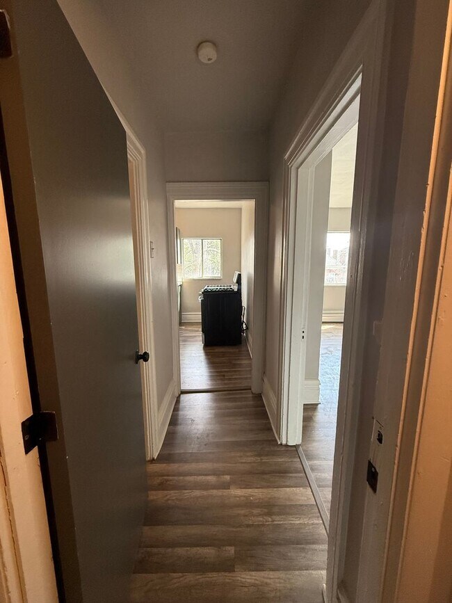 Building Photo - 826 Collins St