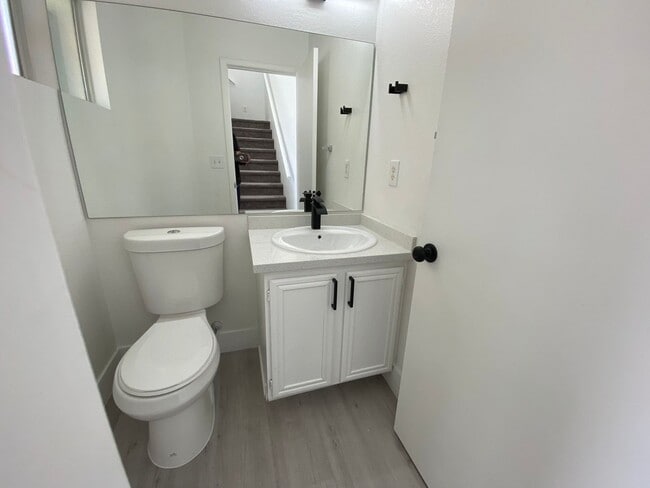 Building Photo - Charming 3 Bed/3Bath Townhome nestled in t...