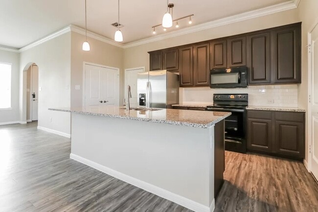 Building Photo - 415 Lakeland Cir