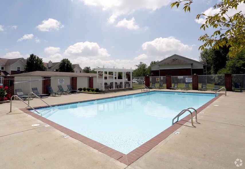 Pool - Auburn Hills Apartments
