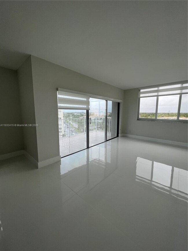 Building Photo - 4200 Hillcrest Dr