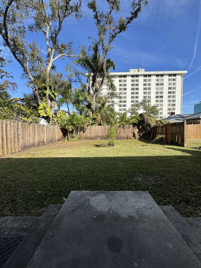 Building Photo - 1604 8th Ave W