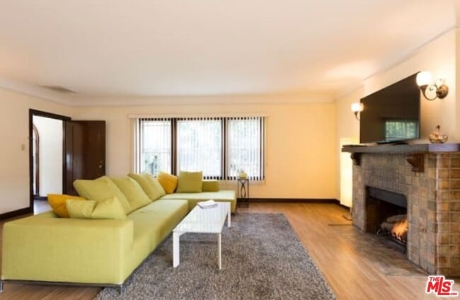 Building Photo - 611 Beachwood Dr