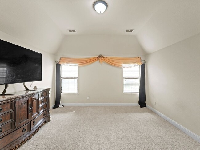 Building Photo - 5 Bedroom Single Family in Heartland