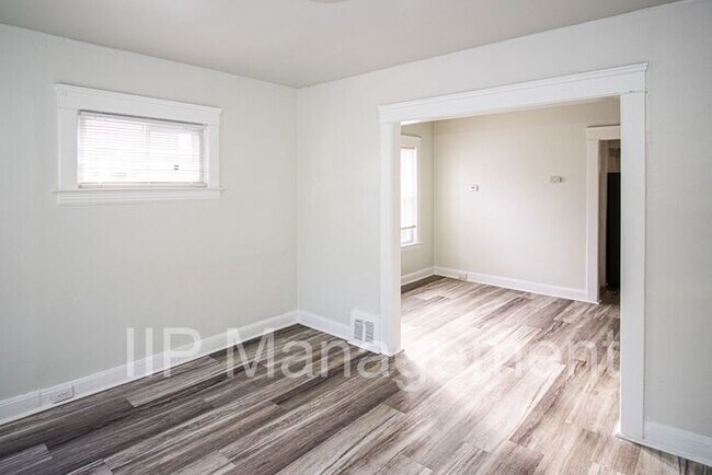 Building Photo - Beautifully renovated 2 bedroom downstairs...