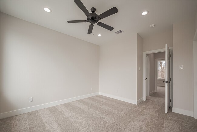 Building Photo - 918 St Clair St