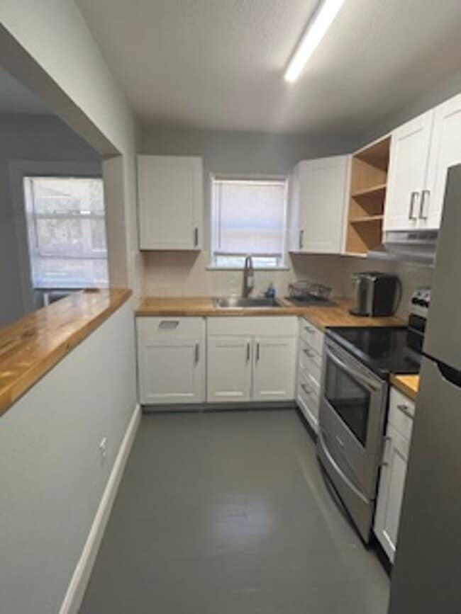 Building Photo - Quaint 1/1 apartment