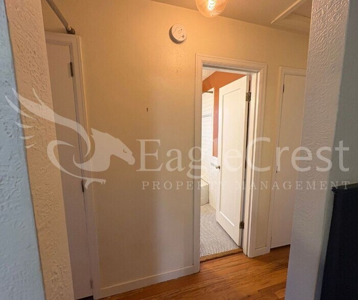 Building Photo - Spacious 3-Bedroom 2 bathroom Home with Great Mountain Views and Bonus Room!!