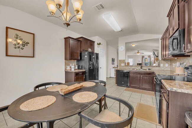 Building Photo - 4 bedroom/2 bath/2 Car Garage - Beautiful ...