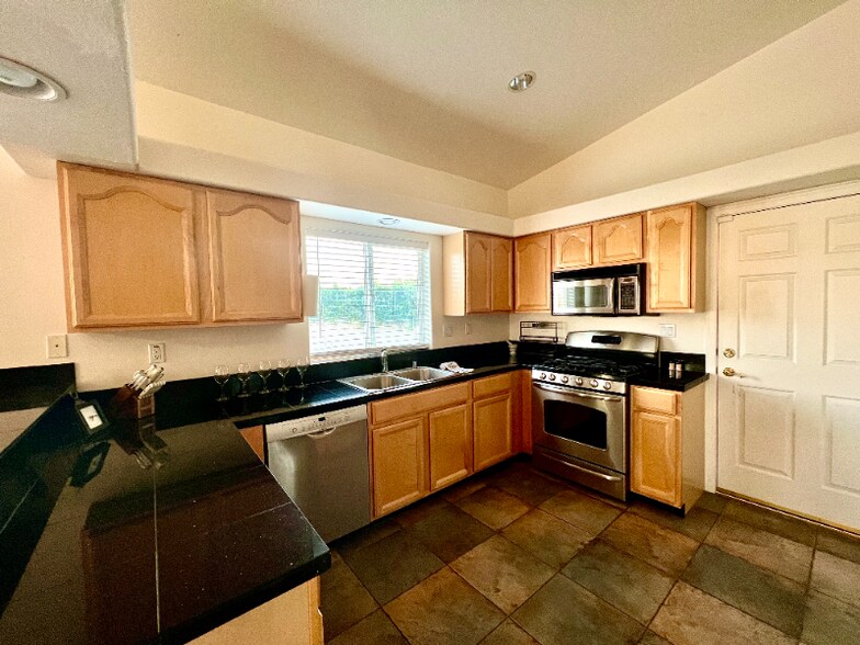 Building Photo - 64977 Ray Ct