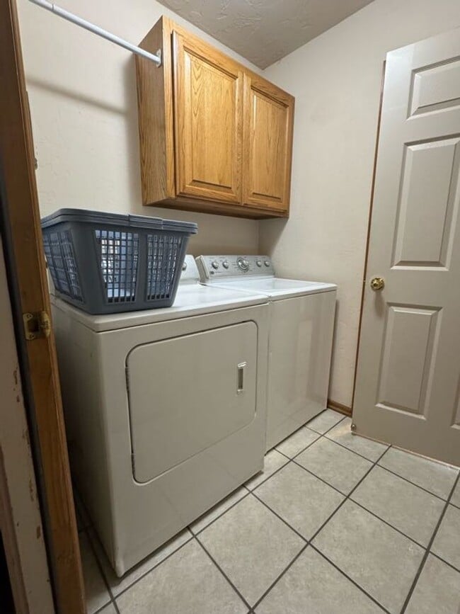 Building Photo - Fully Furnished, STR - (3) Bed/(2) Bath + Office! Pool Access!