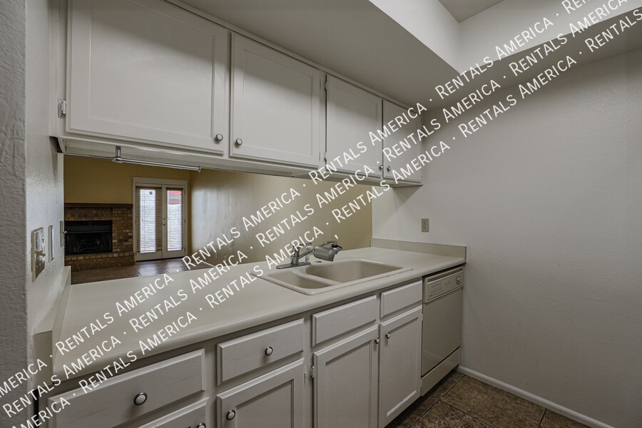 Building Photo - 633 W Southern Ave