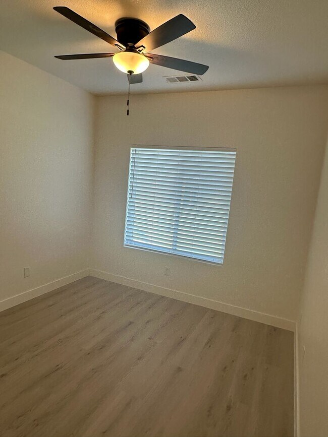 Building Photo - 2248 E La Vida Ave