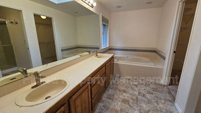 Building Photo - 6559 Gleneagle Ave SW
