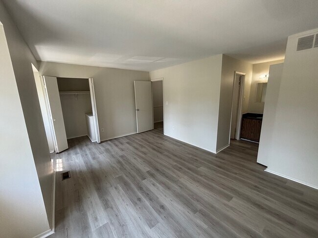 Building Photo - 3 Bedroom Semidetached Home