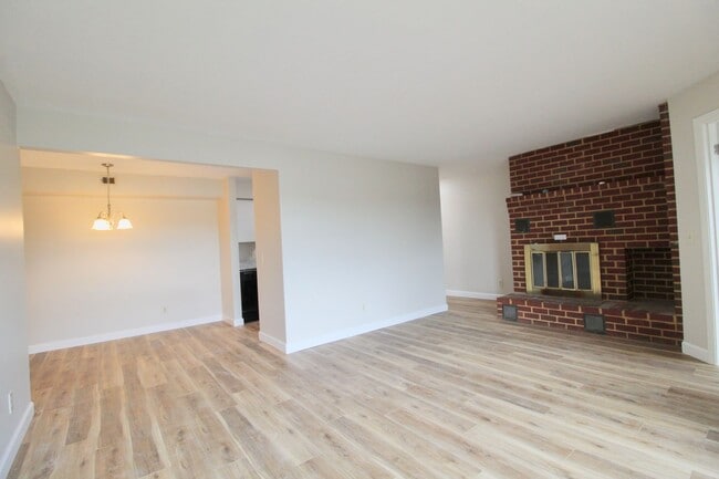 Building Photo - 1018 Blue Ridge Dr