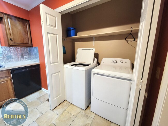 Building Photo - Charming 2BR/1.5BA Townhome Near the Green...