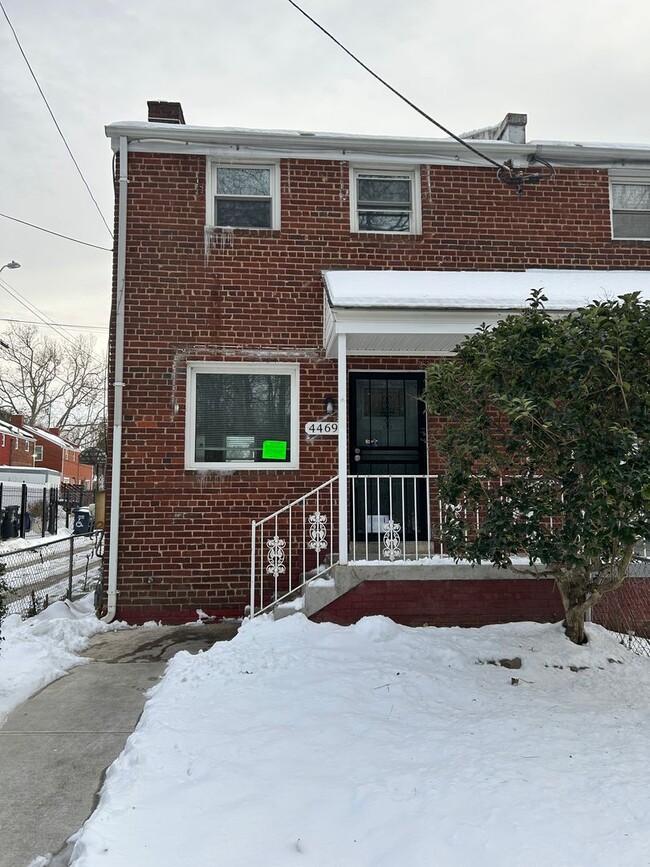 Primary Photo - Renovated 5BR Townhouse