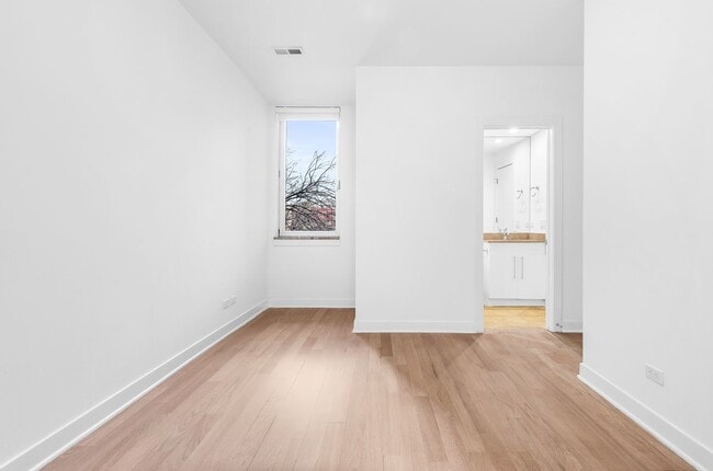 Building Photo - 914 W Hubbard St