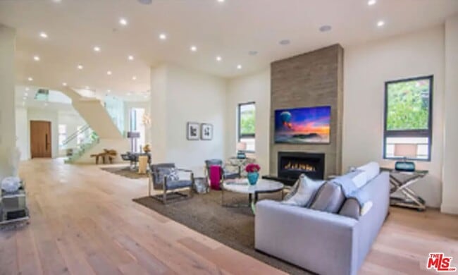 Building Photo - 748 N Detroit St