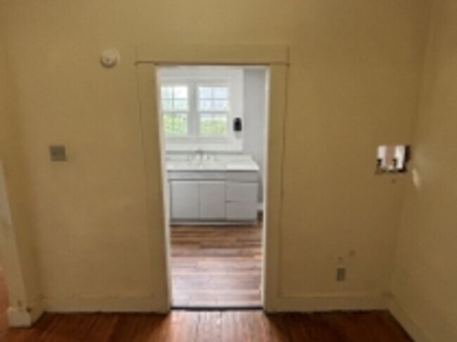 Building Photo - 147-B Center Street