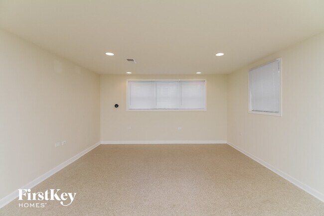 Building Photo - 15114 Oak St