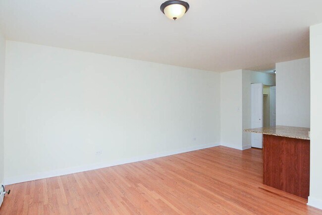 Building Photo - 628 W Wrightwood Ave