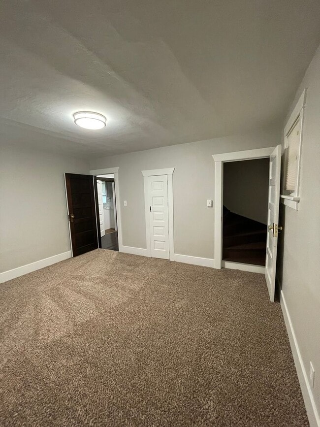 Building Photo - 4 Bedroom Home