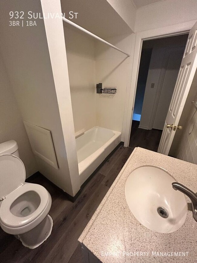 Building Photo - 932 Sullivan St