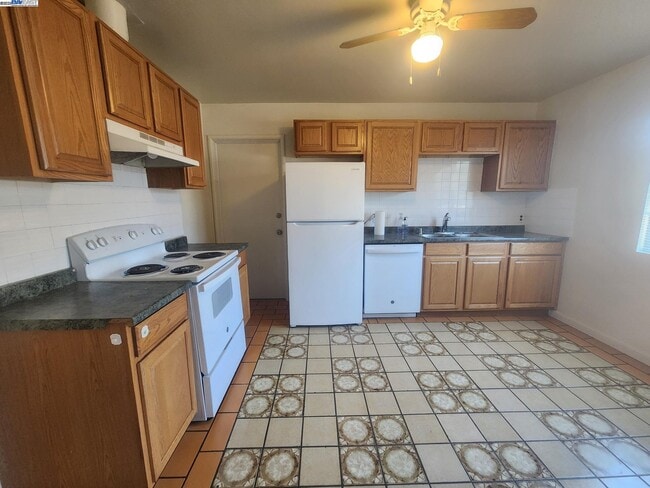 Building Photo - 323 Adelle St