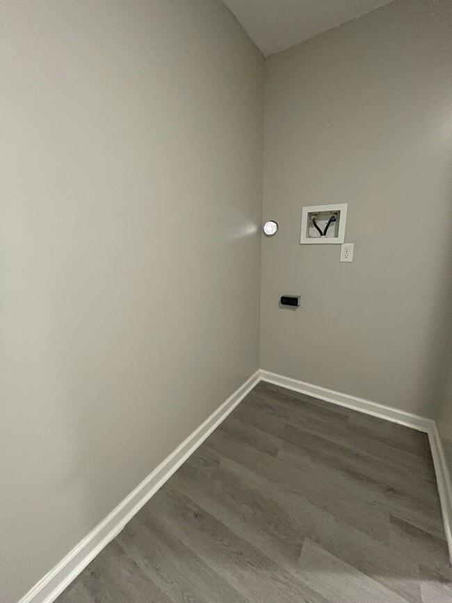 Building Photo - Oversized Newly Renovated One Bedroom Available