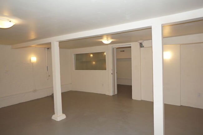 Building Photo - NE Portland 3 bedroom Rose City Park