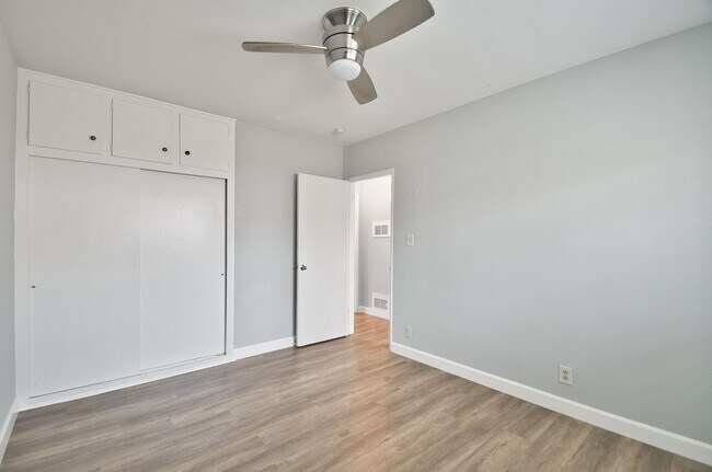 Building Photo - j4717