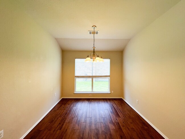 Building Photo - Available NOW!!!! Open floor plan features...