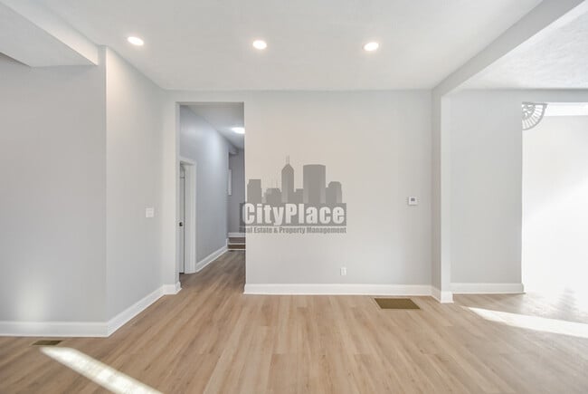 Building Photo - 2224 N Kenwood Ave