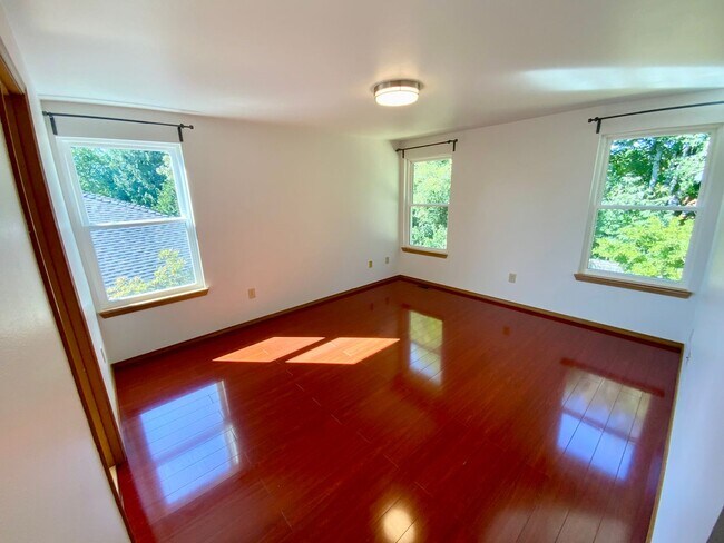 Building Photo - Stunning 4 Bedroom/2.5 bath- Move-In Ready Home with Private Backyard